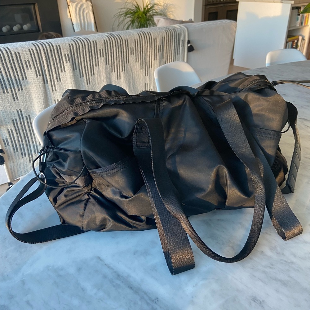 Black Lululemon bag in almost perfect condition. Hardly used. Loads of pockets.